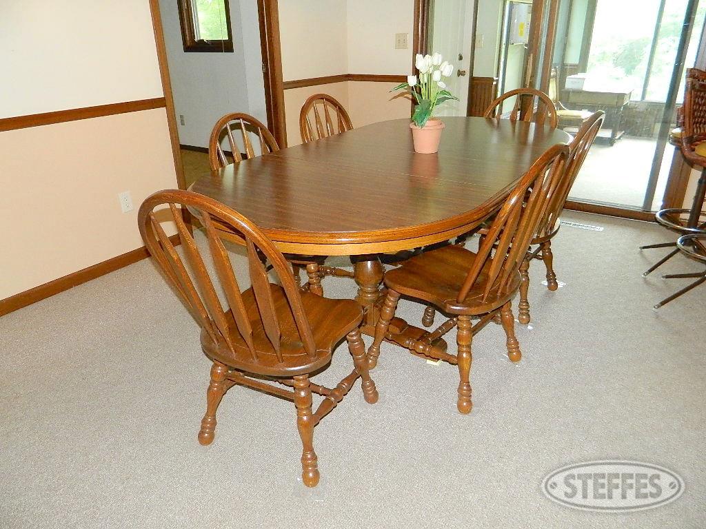 Dining Room Table & (6) Chairs and Décor